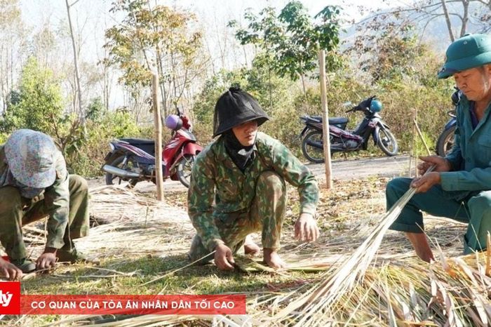 Chung tay sửa nhà rông, chào mừng Đại hội XIV của Đảng - Báo Công Lý