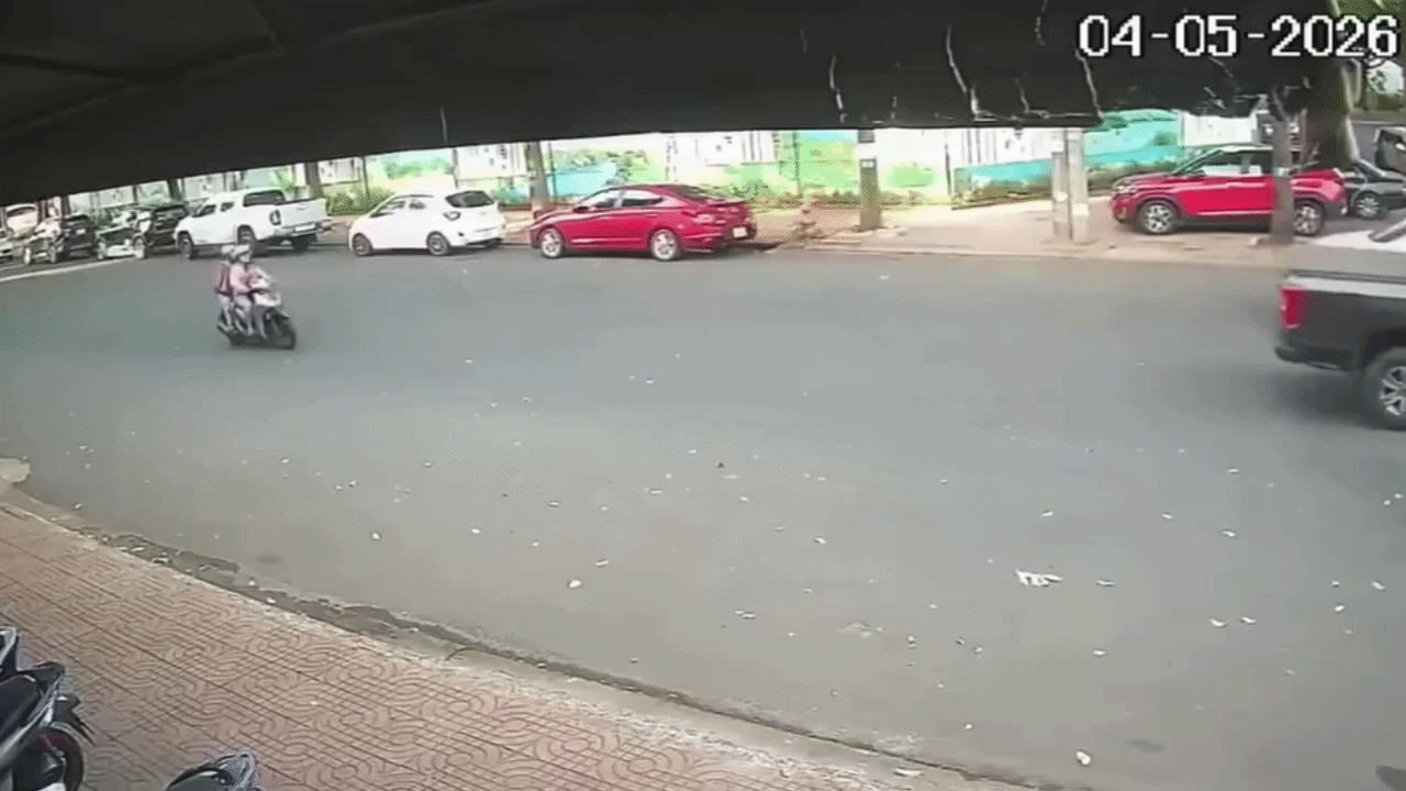 Clip: Ô tô 'rụng' bánh giữa đường, tài xế loay hoay đi tìm - Báo Tiền Phong
