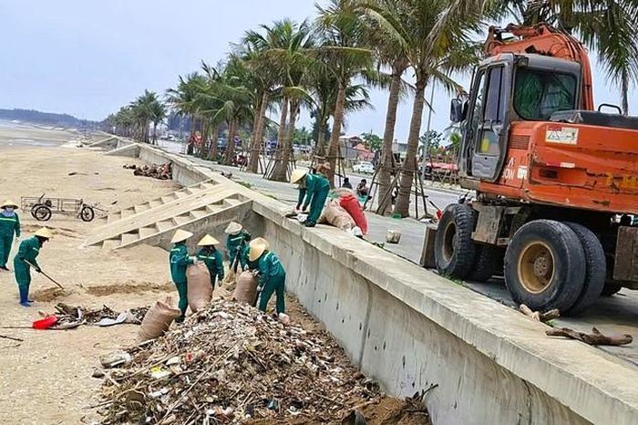 Dọn dẹp 'Bãi chông' nguy hiểm ở bãi biển Thanh Hóa - người nổi tiếng news from Báo Mới