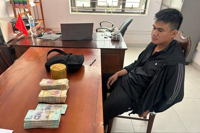 Hai người đàn ông dựng kịch bản bán thiên thạch, lừa 400 triệu đồng - Báo Người Lao Động