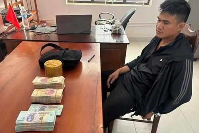 Hai đối tượng dùng 'thiên thạch' giả lừa đảo chiếm đoạt 400 triệu đồng - Công An TP.HCM