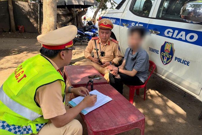 Cảnh sát Đắk Lắk chặn xe khách, bắt nóng nghi phạm cướp giật dây chuyền vàng ở Gia Lai - Báo Pháp Luật TP.HCM