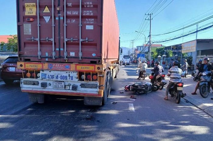 Tai nạn giao thông: 2 nam thanh niên bị thương, 1 nữ giáo viên tử nạn - tin tức news from Báo Mới
