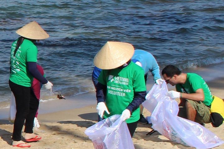 Khách ngoại quốc cùng tình nguyện viên nhặt rác ở bãi biển Phú Quốc ...