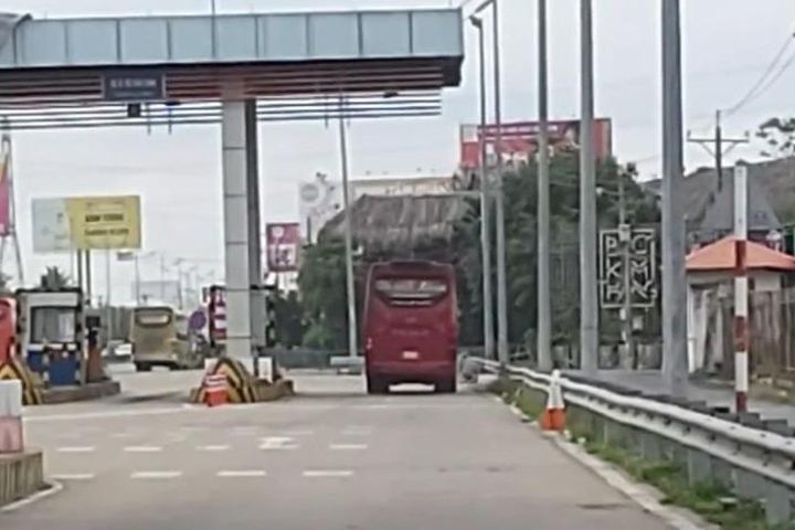 Ô tô vô tư dừng đỗ ở trạm thu phí đường cao tốc TP Hồ …