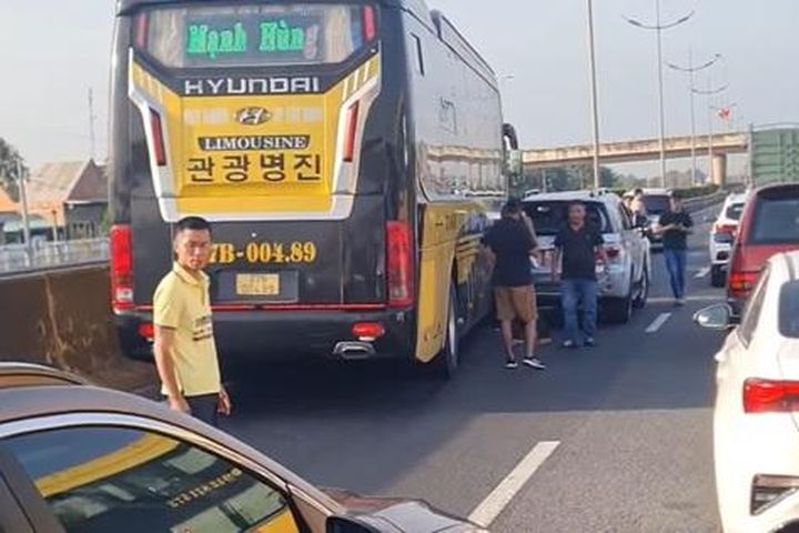 3 nam giới chặn đầu ôtô, đánh tài xế điều khiển xe lạng lách 'đánh võng ...